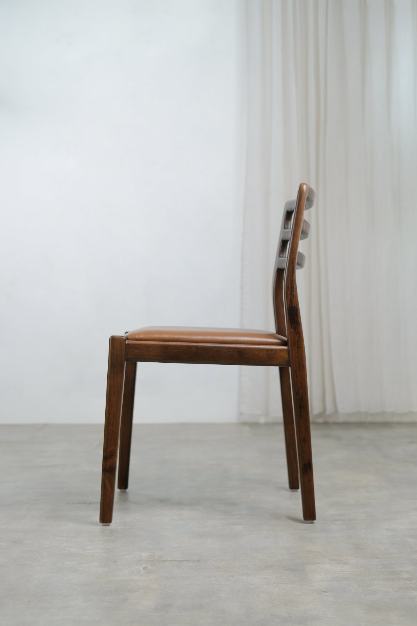 Lapiz dining chair