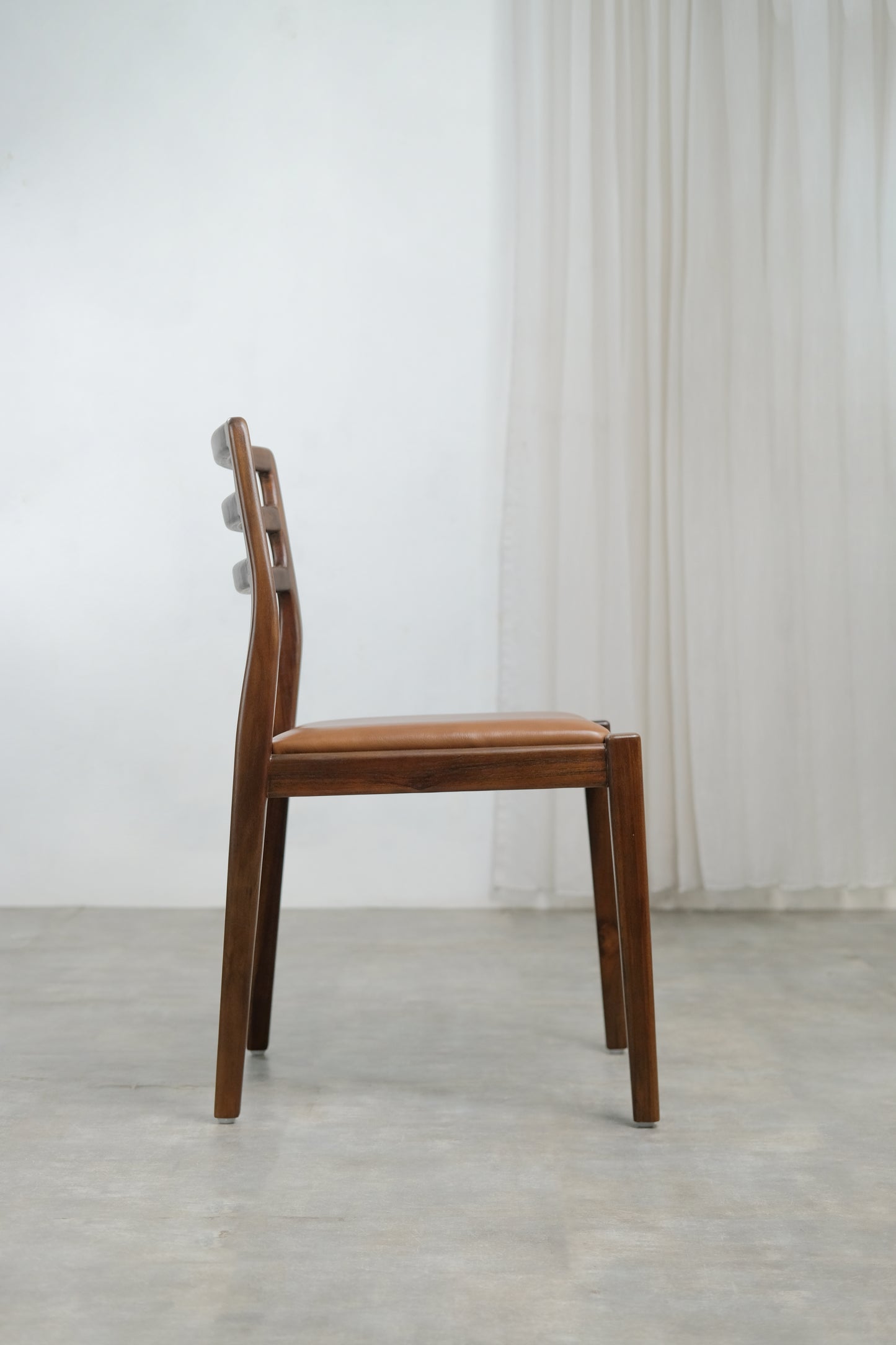 Lapiz dining chair